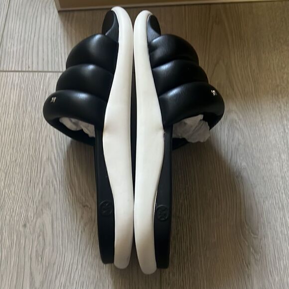 MICHAEL KORS quilted slides sandals 6  - Picture 7 of 9